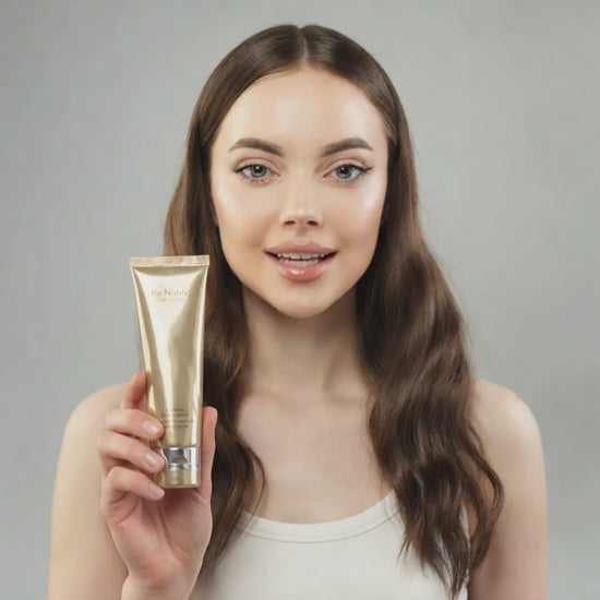 Estee Lauder Rich Foam  cleanser that thoroughly yet gently washes away impurities and makeup to leave skin feeling soft and smooth.