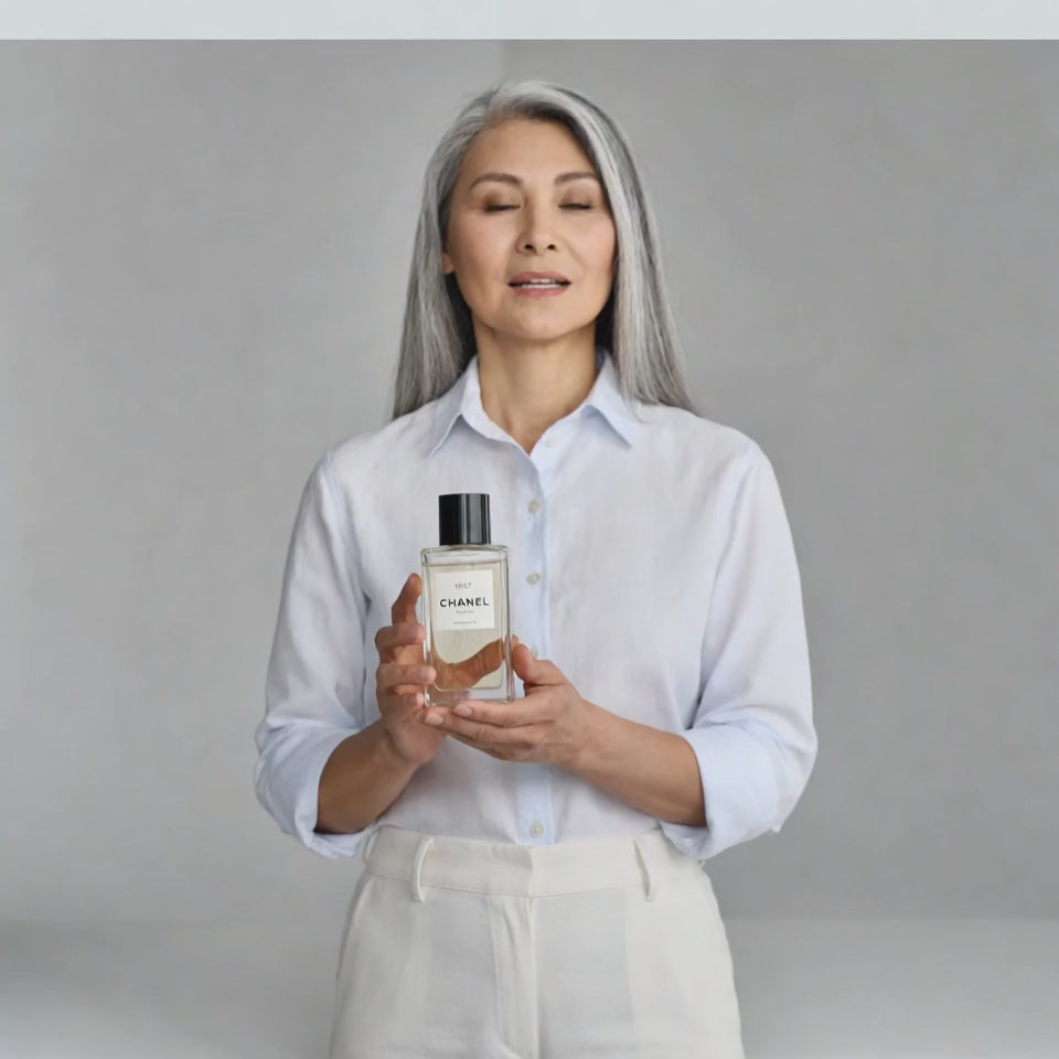 Huile Corps is a luxurious, moisturizing body oil that envelopes the skin in a luminous white musk scent, accented with notes of bergamot, iris, neroli, and honeyed, powdery notes