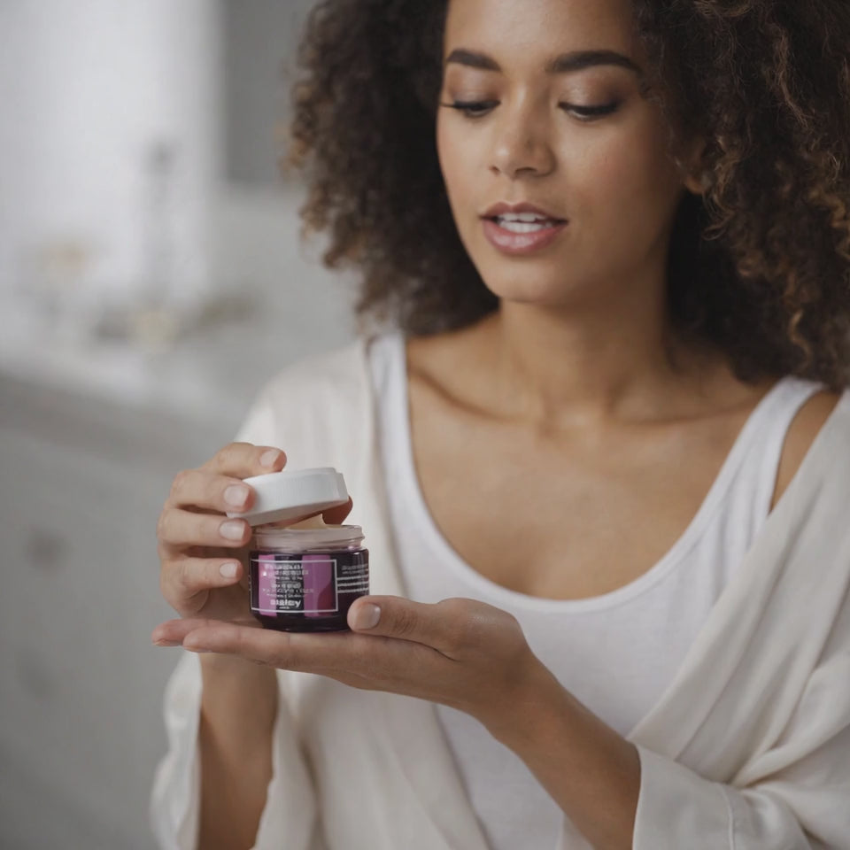 Sisley Black Rose Cream the level of hydration and moisture it provided was comfortable and perfect for my skin and gave my complexion a really smooth and even finish to apply sunscreen, primer, makeup over the top