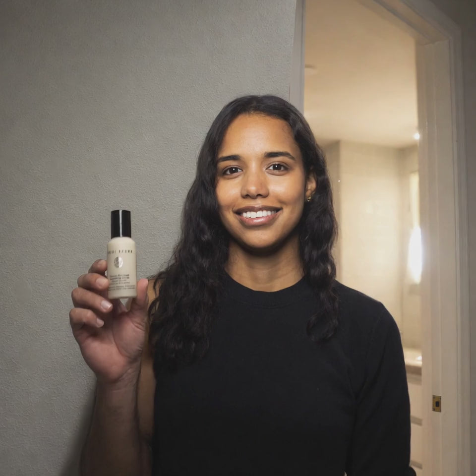 Review Bobbi Brown Smoothing Serum This serum is great especially under makeup It makes my skin feel moisturized. It's high quality with great ingredients